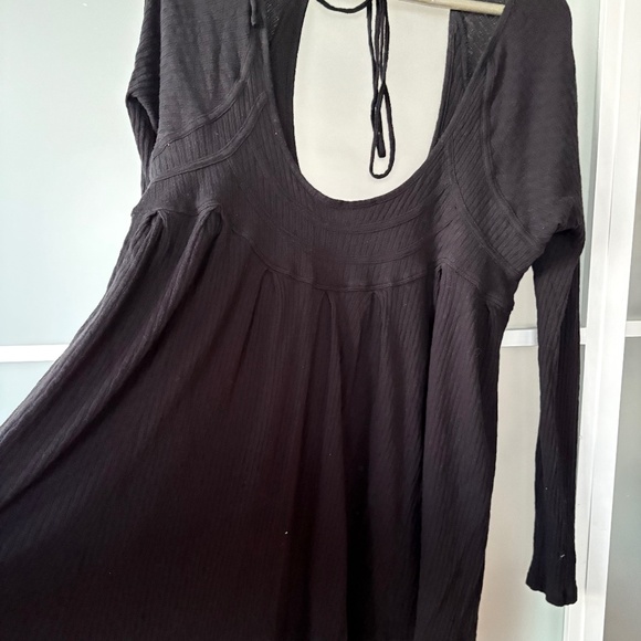 Free People black long-sleeved scoop-neck top with back tie Size M - Picture 3 of 6